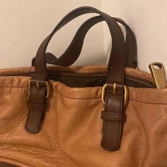 Like new, genuine leather FOSSIL handbag, features gold hardware 🤩 - Picture 2 of 10